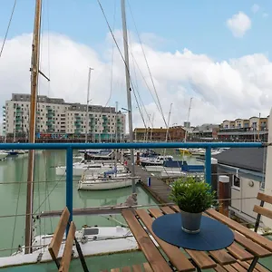  Apartment On The Water With Free Parking - By My Getaways United Kingdom